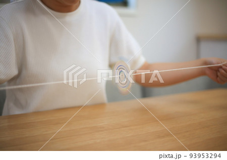 ブンブンゴマで遊ぶ女性 93953294