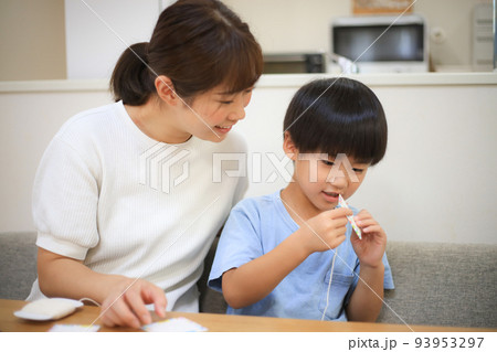 ブンブンゴマを作る親子 93953297