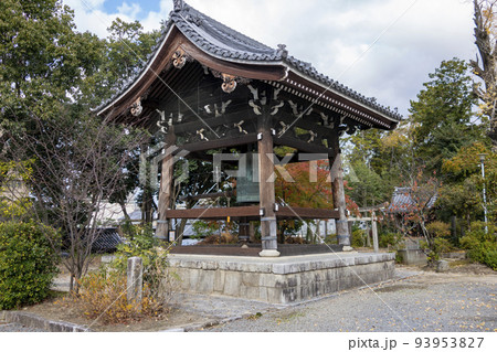 京都　百万遍知恩寺の鐘楼 93953827