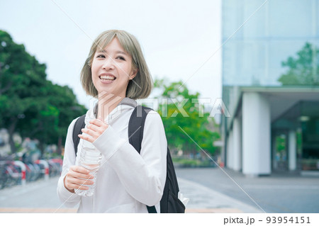 運動中に水分補給をする女性 運動中に水分補給をする女性 93954151