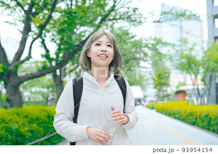 運動中に水分補給をする女性 93954154