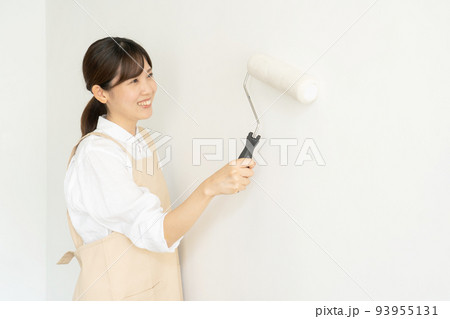 ペンキを塗る女性 93955131