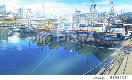 漁港の風景 台風に備える漁船【横構図】 93955534