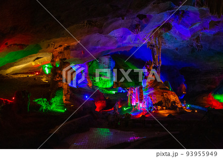 Tham Pha Nang Khoi cave in Phraeprovince, Thailand Tham Pha Nang Khoi cave in Phraeprovince, Thailand 93955949