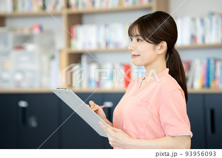 カウンセリングする若い看護師の女性 93956093