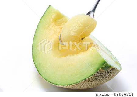 皿に盛られたカットされたアールスメロン 93956211