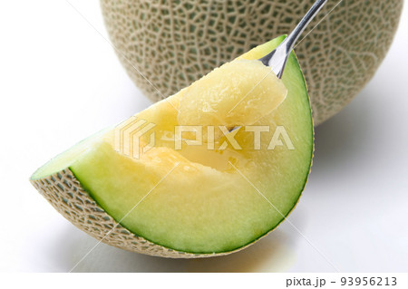 皿に盛られたカットされたアールスメロン 93956213