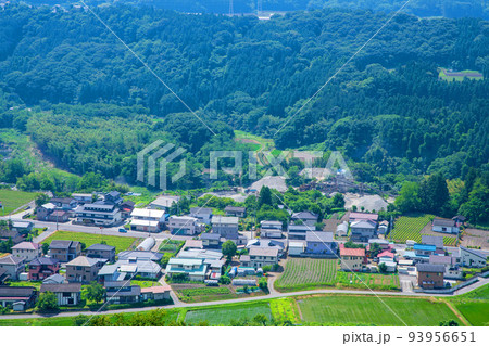 日本ロマンチック街道 展望スポットより片品川流域の集落 初夏の季節 日本ロマンチック街道 展望スポットより片品川流域の集落 初夏の季節 93956651