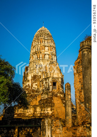 Wat Ratchaburana ruin temple in Ayutthaya Historical Park, Thailand Wat Ratchaburana ruin temple in Ayutthaya Historical Park, Thailand 93956748