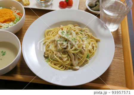 カフェの昼ランチプレートのツナとキノコのクリームパスタセット 93957571