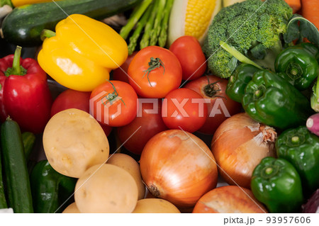 盛りだくさんの野菜 盛りだくさんの野菜 93957606