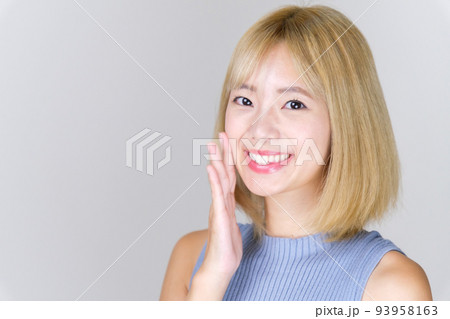 金髪の女性のスキンケアイメージ 93958163