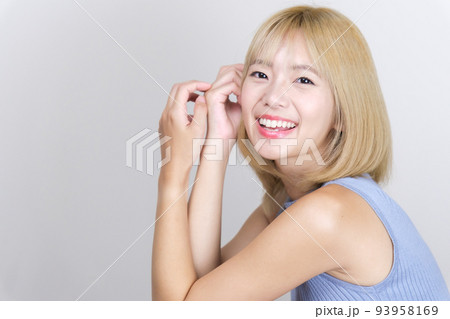 金髪の女性モデルのポートレート 金髪の女性モデルのポートレート 93958169