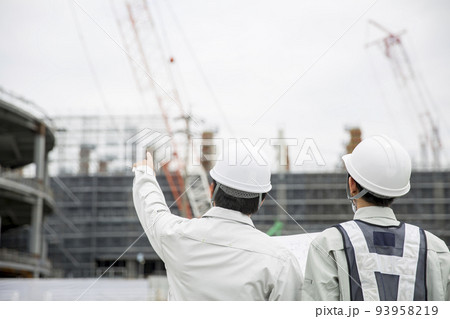 日本人の仕事風景、現場監督　後姿　施工管理　新人教育 93958219