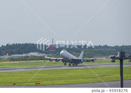 航空博物館から撮影した 成田空港の滑走路から白い空に飛び立つ 白いジャンボ貨物機 航空博物館から撮影した 成田空港の滑走路から白い空に飛び立つ 白いジャンボ貨物機 93958276