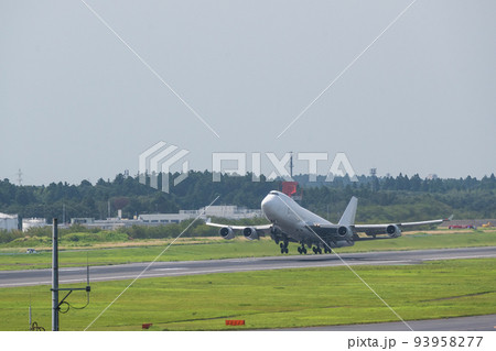 航空博物館から撮影した 成田空港の滑走路から白い空に飛び立つ 白いジャンボ貨物機 93958277
