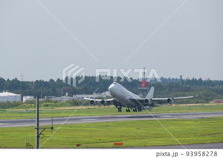 航空博物館から撮影した 成田空港の滑走路から白い空に飛び立つ 白いジャンボ貨物機 93958278