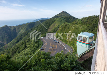弥彦山スカイラインの展望レストラン　クライミングカー 93958327