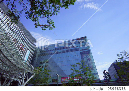 青空の博多駅とKITTE博多ビル 93958338