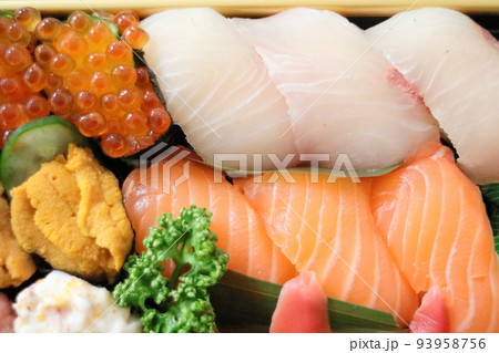 並ぶ美味しいお寿司 並ぶ美味しいお寿司 93958756