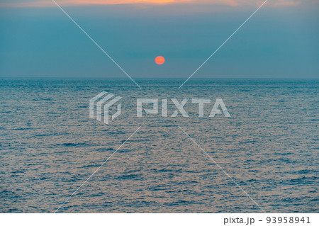 日御碕の夕日（島根県出雲市） 93958941