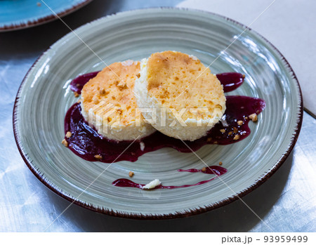 Sweet cheesecake Tarta de queso with blueberry jam 93959499