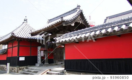 赤色に染まる中津市・合元寺 93960850