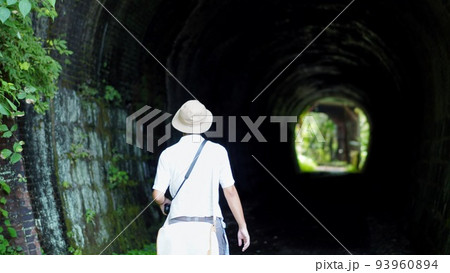 群馬県琴平トンネルを歩く男性 93960894
