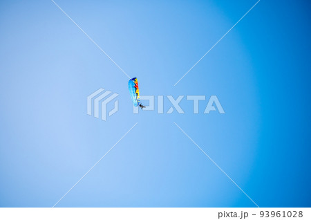 快晴の青空を気持ちよく飛行するモーターパラグライダー 快晴の青空を気持ちよく飛行するモーターパラグライダー 93961028