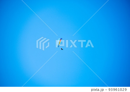 快晴の青空を気持ちよく飛行するモーターパラグライダー 快晴の青空を気持ちよく飛行するモーターパラグライダー 93961029