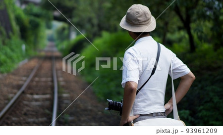 線路を眺める男性 93961209