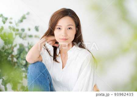 白いシャツの女性のポートレート 93962435