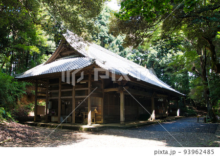 山の中にある神社 93962485