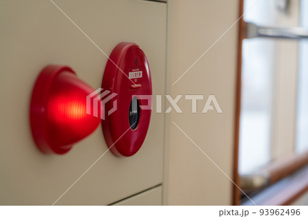 学校の火災報知器 93962496