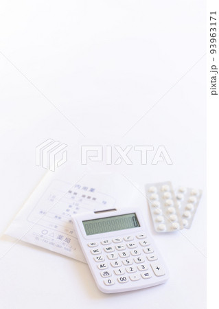 医療費イメージ　薬と電卓 93963171