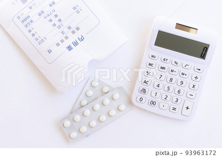 医療費イメージ 薬と電卓 医療費イメージ 薬と電卓 93963172