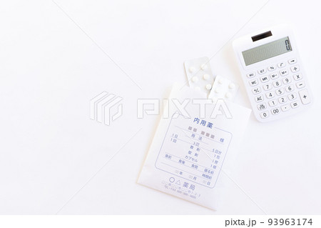医療費イメージ 薬と電卓 医療費イメージ 薬と電卓 93963174