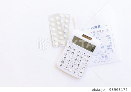 医療費イメージ　薬と電卓 93963175