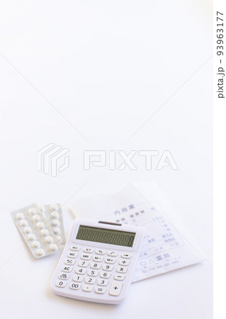 医療費イメージ　薬と電卓 93963177
