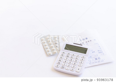 医療費イメージ 薬と電卓 医療費イメージ 薬と電卓 93963178