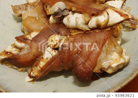 皮をパリッと焼いた焼き豚足 93963621