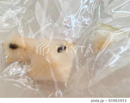 プラスチック袋に入った皮をむいた梨 写真素材 プラスチック袋に入った皮をむいた梨 写真素材 93963953