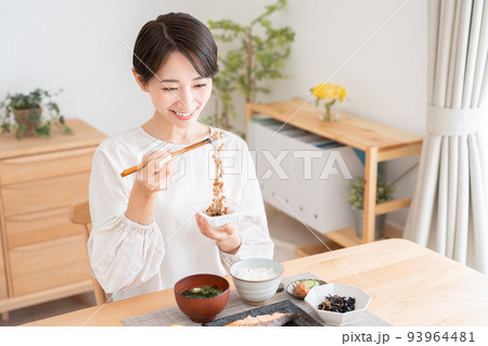 朝食の納豆を混ぜるミドル女性 93964481