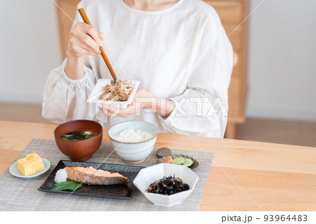 朝食の納豆を混ぜるミドル女性 朝食の納豆を混ぜるミドル女性 93964483