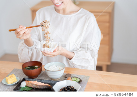 朝食の納豆を混ぜるミドル女性 朝食の納豆を混ぜるミドル女性 93964484