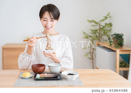 朝食の納豆を混ぜるミドル女性 93964486