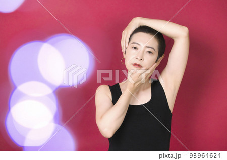 ベリーショートヘアの女性 93964624