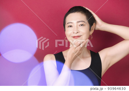 ベリーショートヘアの女性 ベリーショートヘアの女性 93964630