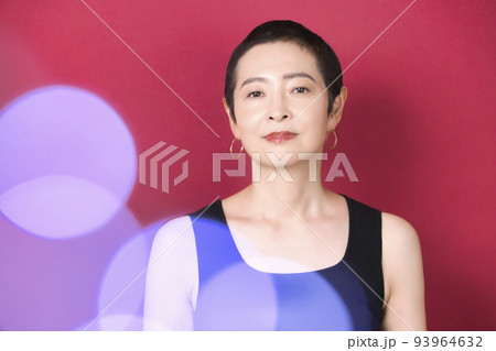 ベリーショートヘアの女性 93964632