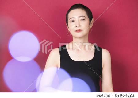 ベリーショートヘアの女性 ベリーショートヘアの女性 93964633